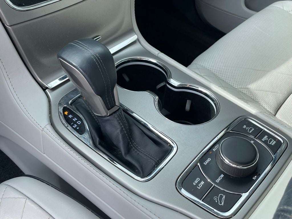 2017 Jeep Grand Cherokee Summit - REAR ENTERTAINMENT / PANORAMIC SUNROOF