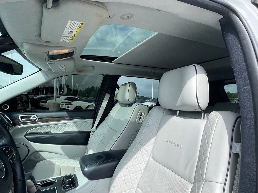 2017 Jeep Grand Cherokee Summit - REAR ENTERTAINMENT / PANORAMIC SUNROOF