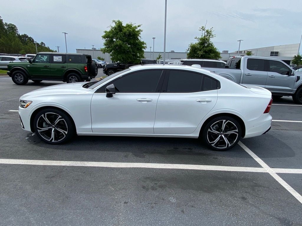 2024 Volvo S60 B5 Plus Dark Theme