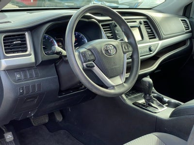 2017 Toyota Highlander LE LOW MILES 3RD ROW