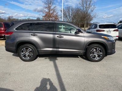 2017 Toyota Highlander LE LOW MILES 3RD ROW