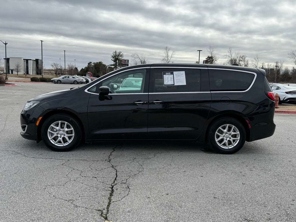 2017 Chrysler Pacifica Touring L LOW PRICED VAN!