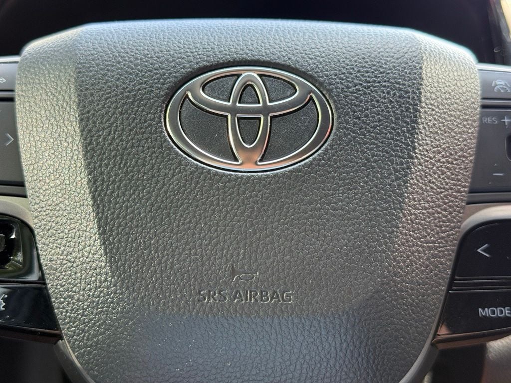 2025 Toyota Camry SE - CLEAN CARFAX / ONE OWNER