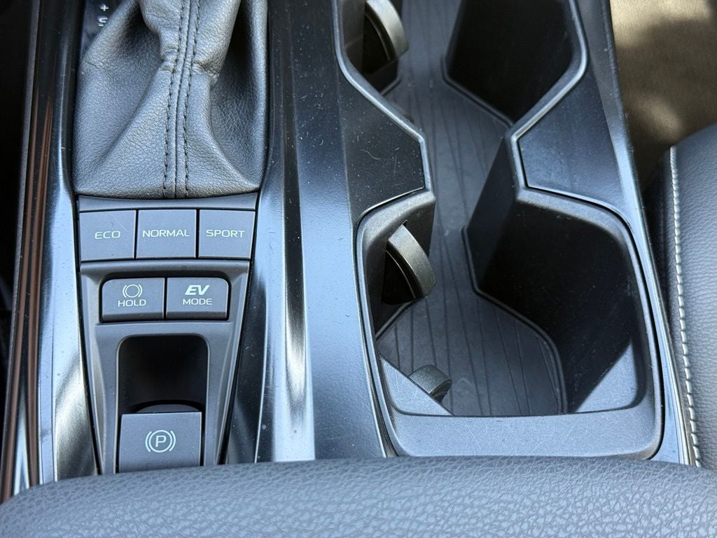 2025 Toyota Camry SE - CLEAN CARFAX / ONE OWNER