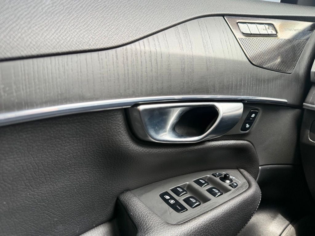 2020 Volvo XC90 T6 Momentum