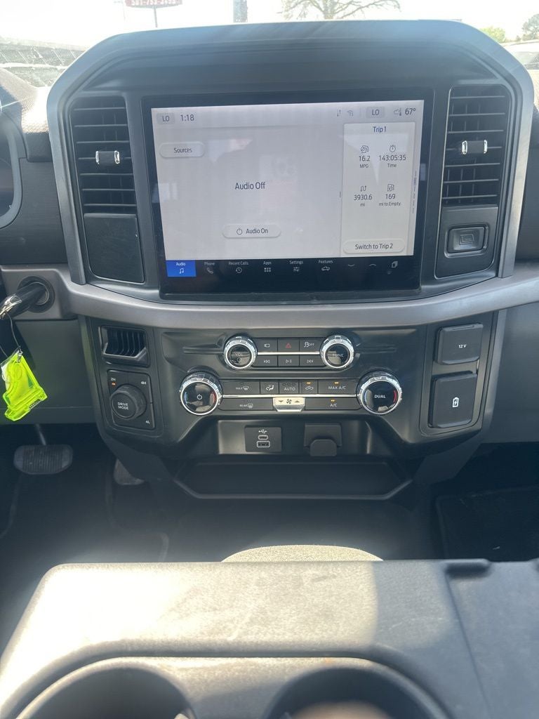 2025 Ford F-150 XLT 1-Owner / Clean Carfax / Pre-Collision Assist / Ac