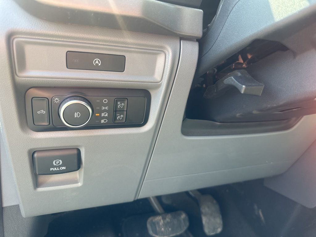 2025 Ford F-150 XLT 1-Owner / Clean Carfax / Pre-Collision Assist / Ac
