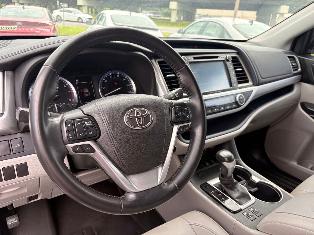 2017 Toyota Highlander XLE Navigation / Clean Carfax / Power Moonroof / 3rd R