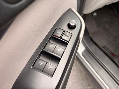 2017 Toyota Highlander XLE Navigation / Clean Carfax / Power Moonroof / 3rd R