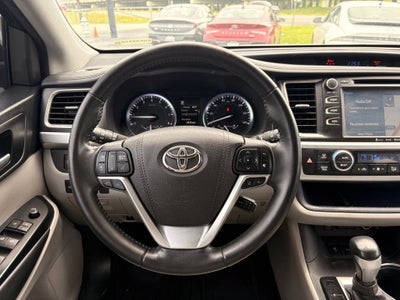 2017 Toyota Highlander XLE Navigation / Clean Carfax / Power Moonroof / 3rd R