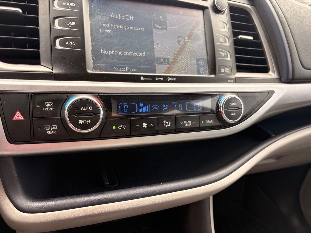 2017 Toyota Highlander XLE Navigation / Clean Carfax / Power Moonroof / 3rd R
