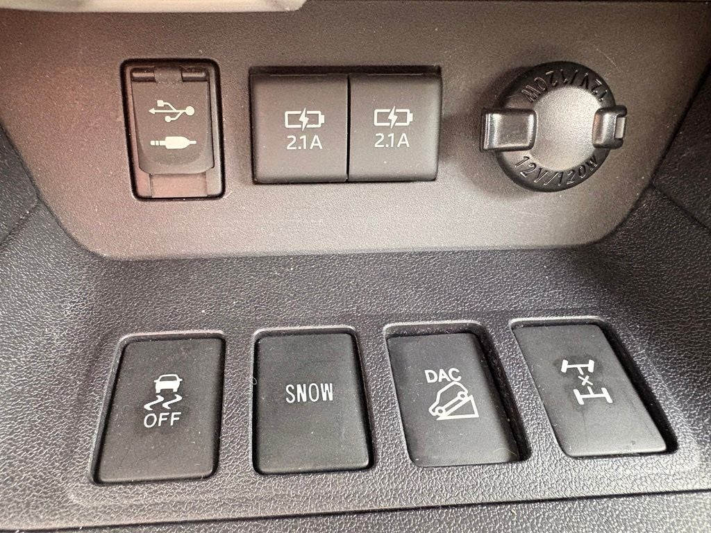 2017 Toyota Highlander XLE Navigation / Clean Carfax / Power Moonroof / 3rd R