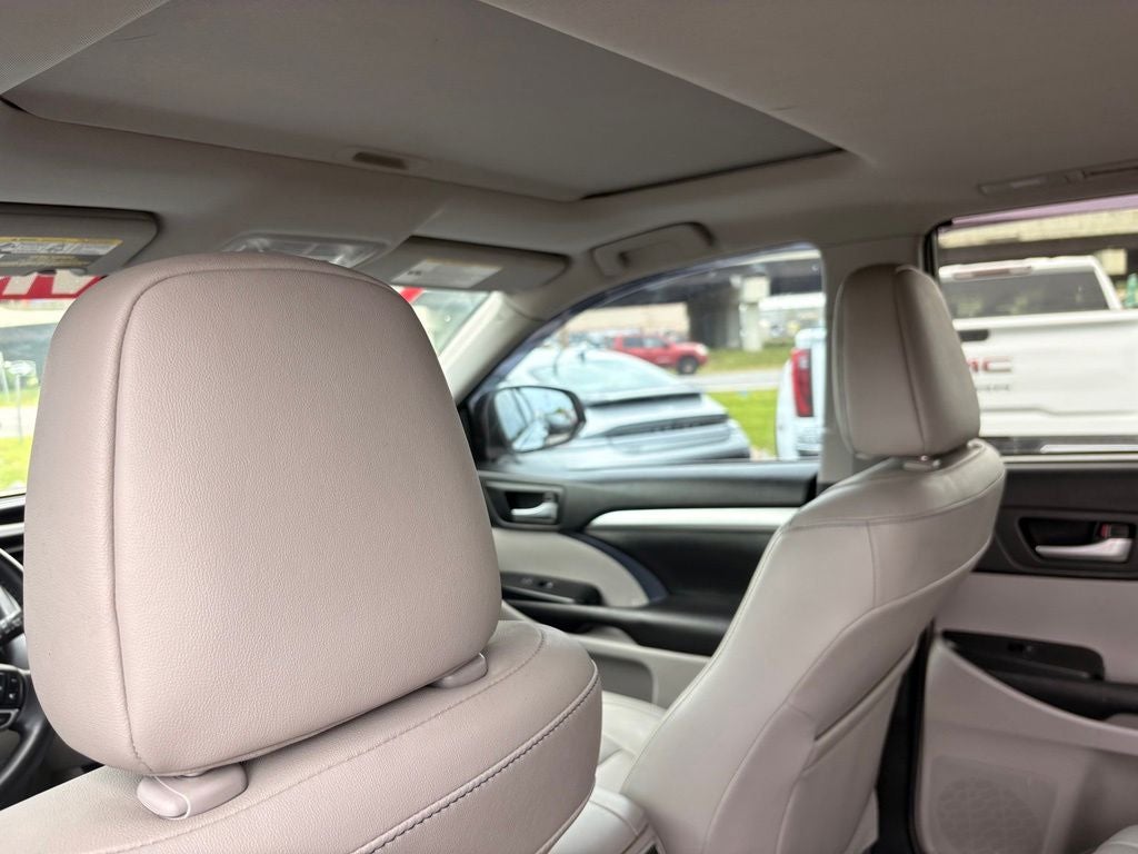 2017 Toyota Highlander XLE Navigation / Clean Carfax / Power Moonroof / 3rd R
