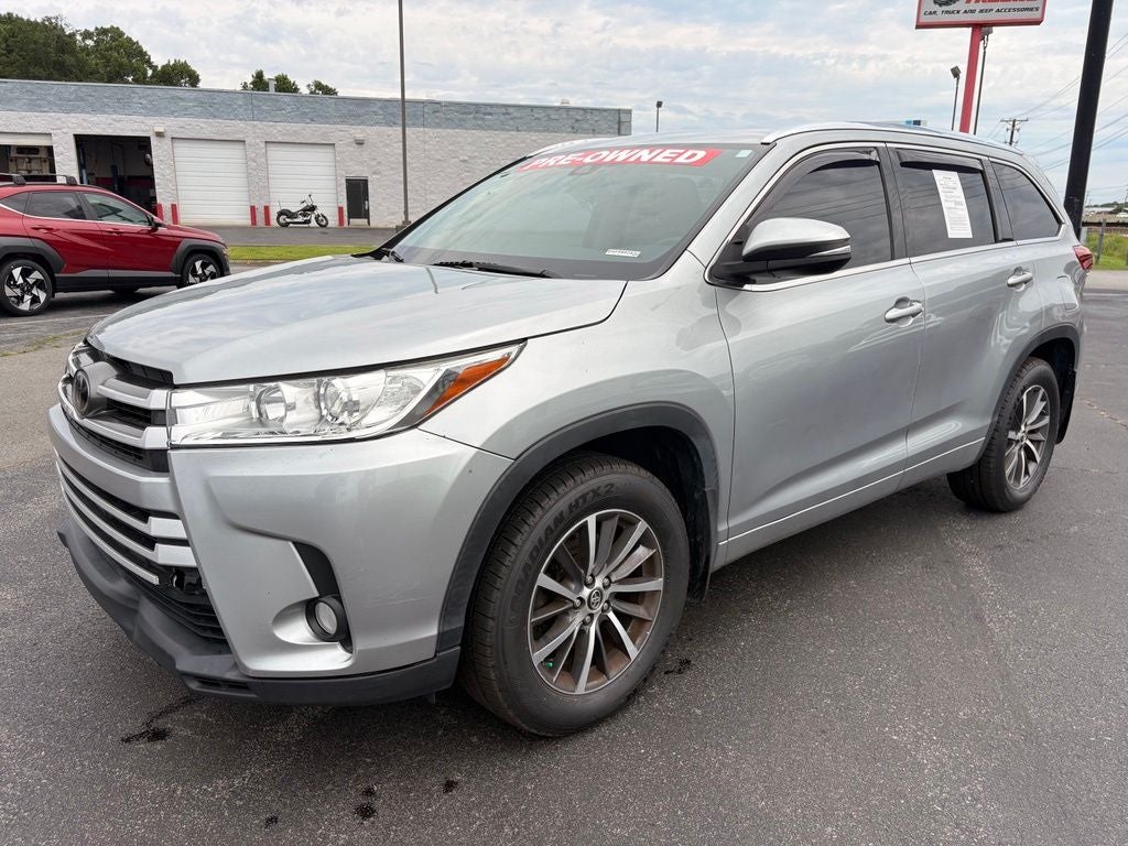 2017 Toyota Highlander XLE Navigation / Clean Carfax / Power Moonroof / 3rd R