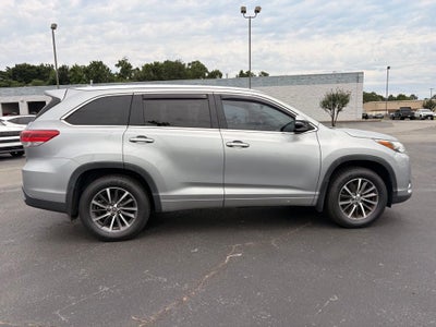 2017 Toyota Highlander XLE Navigation / Clean Carfax / Power Moonroof / 3rd R