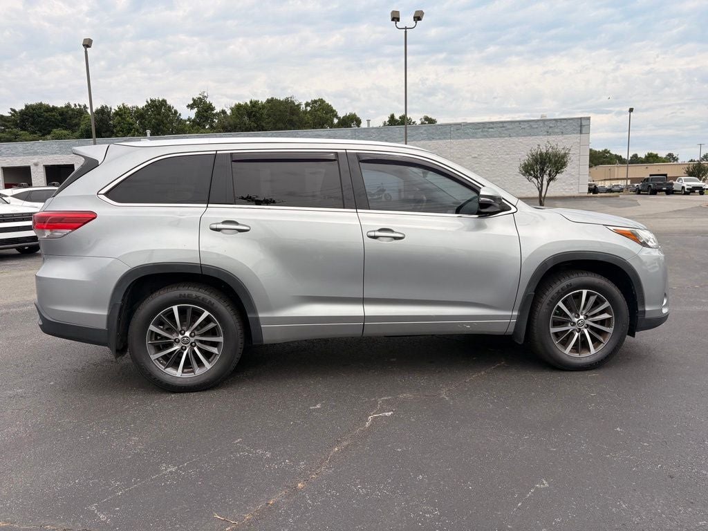2017 Toyota Highlander XLE Navigation / Clean Carfax / Power Moonroof / 3rd R