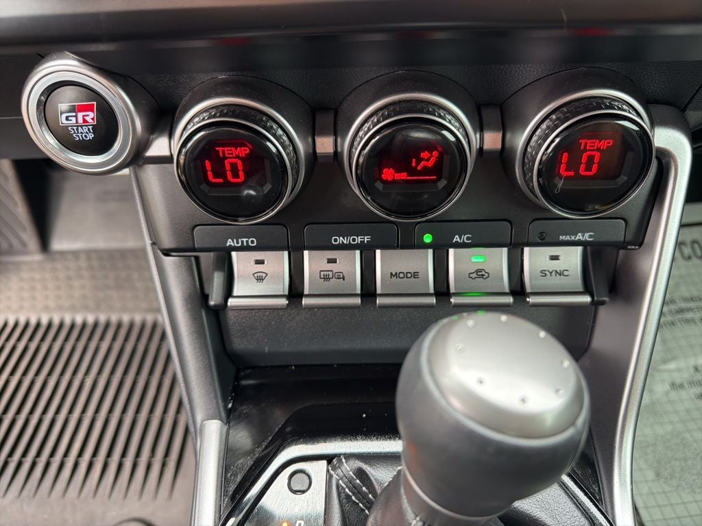 2024 Toyota GR86 Premium Clean Carfax / Apple CarPlay/Android Auto / 6-spee