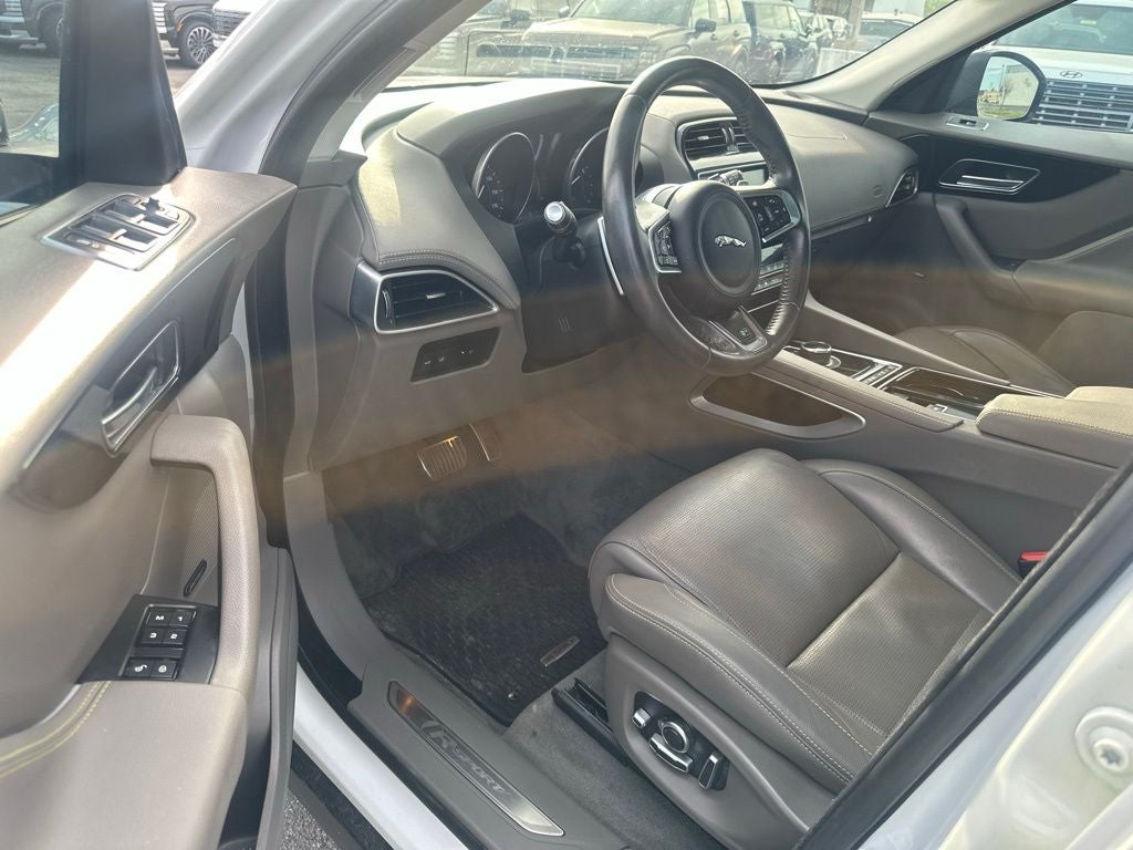 2018 Jaguar F-PACE 35t R-Sport Clean Carfax / Navigation / Power Sunroof / Power