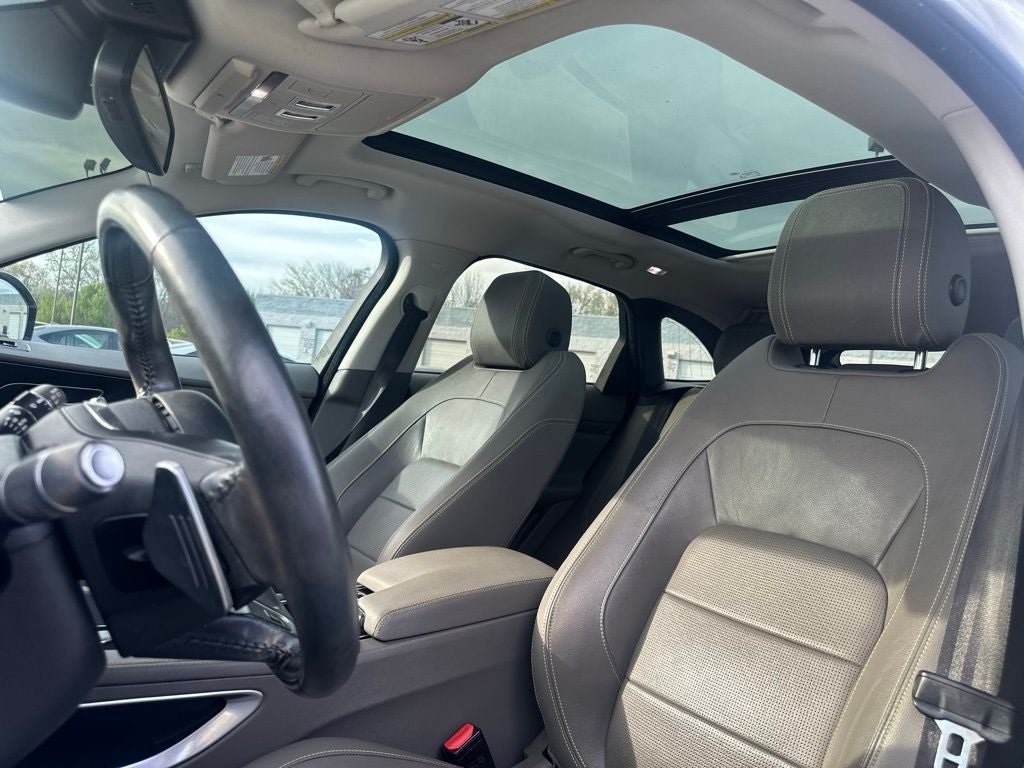 2018 Jaguar F-PACE 35t R-Sport Clean Carfax / Navigation / Power Sunroof / Power