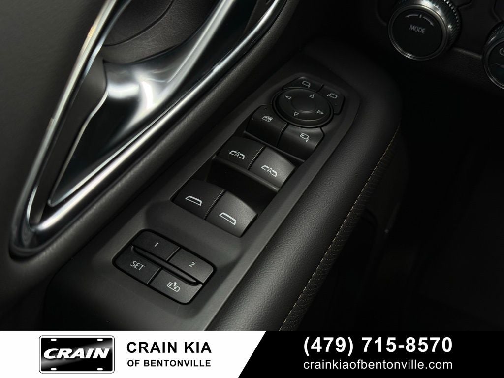 2022 GMC Yukon AT4 - 4WD / PANORAMIC SUNROOF / CLEAN CARFAX