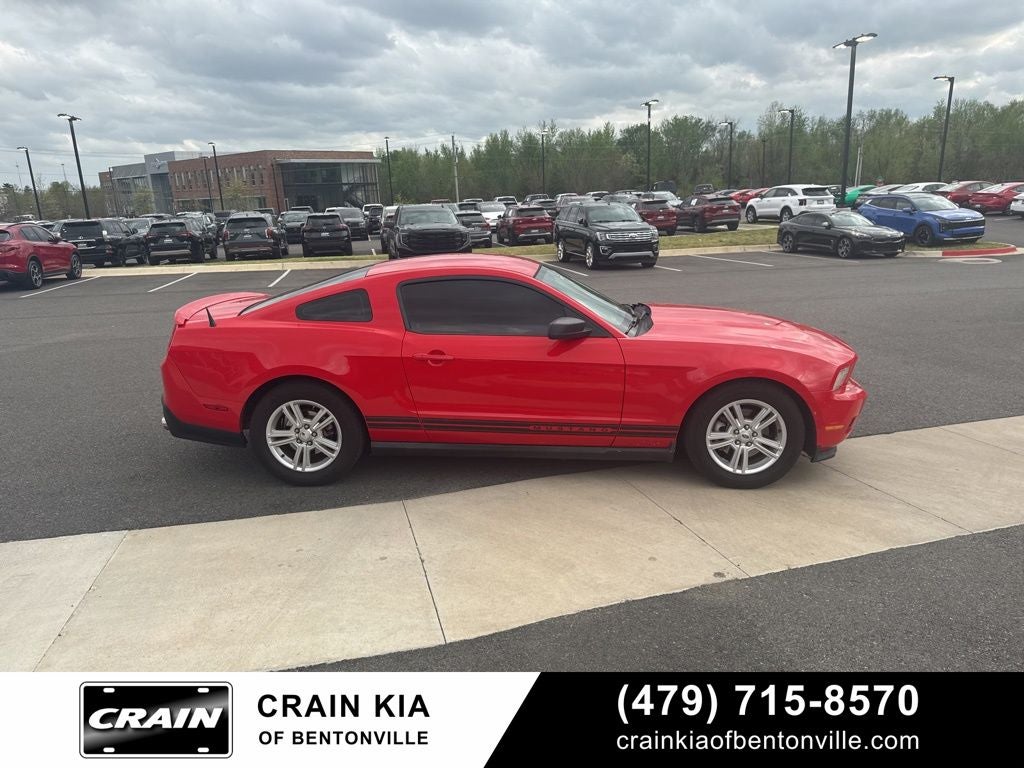 2011 Ford Mustang V6 - CLEAN CARFAX