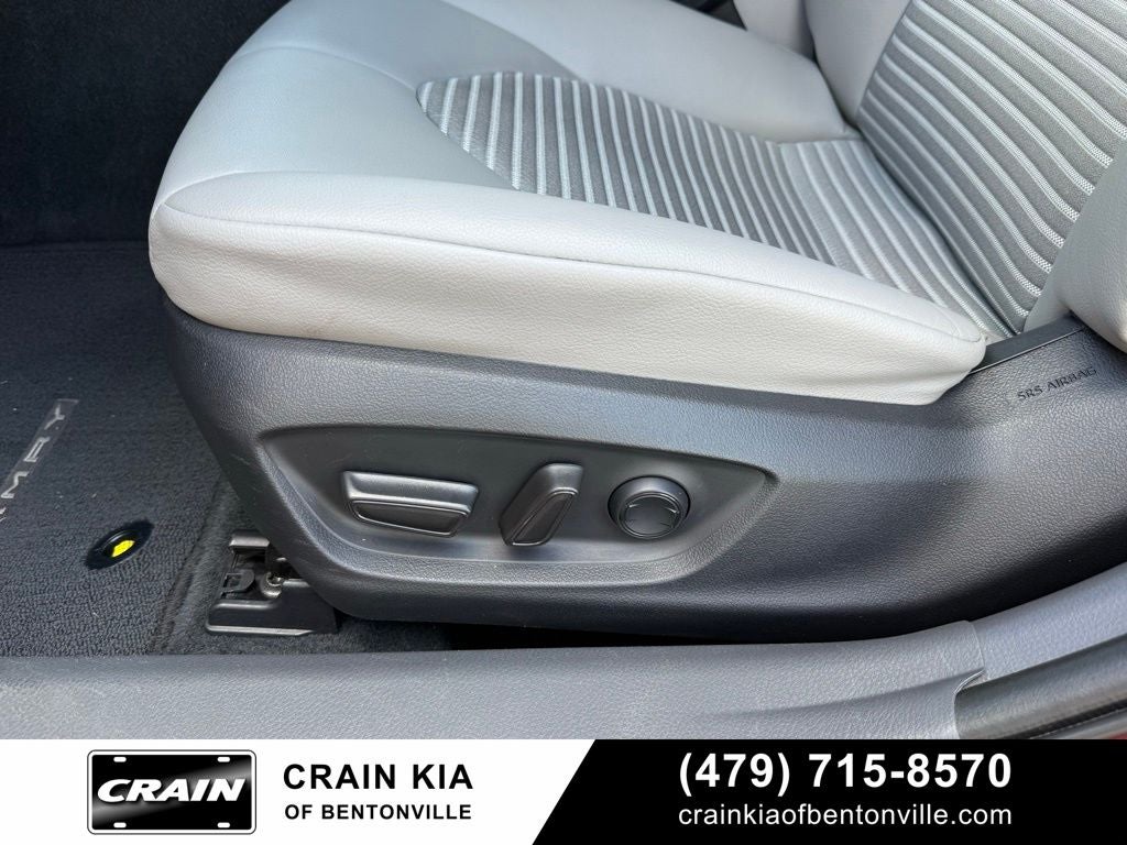 2022 Toyota Camry SE - CLEAN CARFAX / ONE OWNER