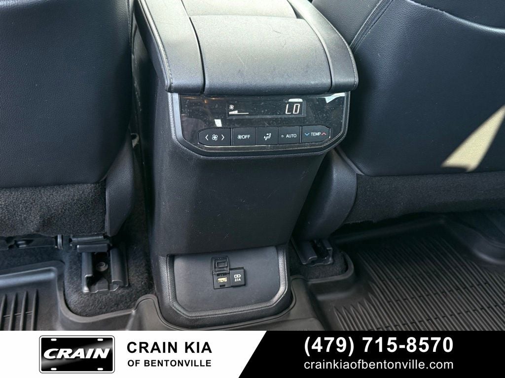 2021 Toyota Highlander XLE - CLEAN CARFAX / SUNROOF