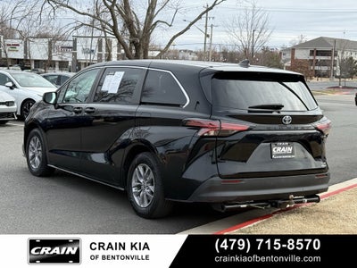 2022 Toyota Sienna LE 8 Passenger - CLEAN CARFAX