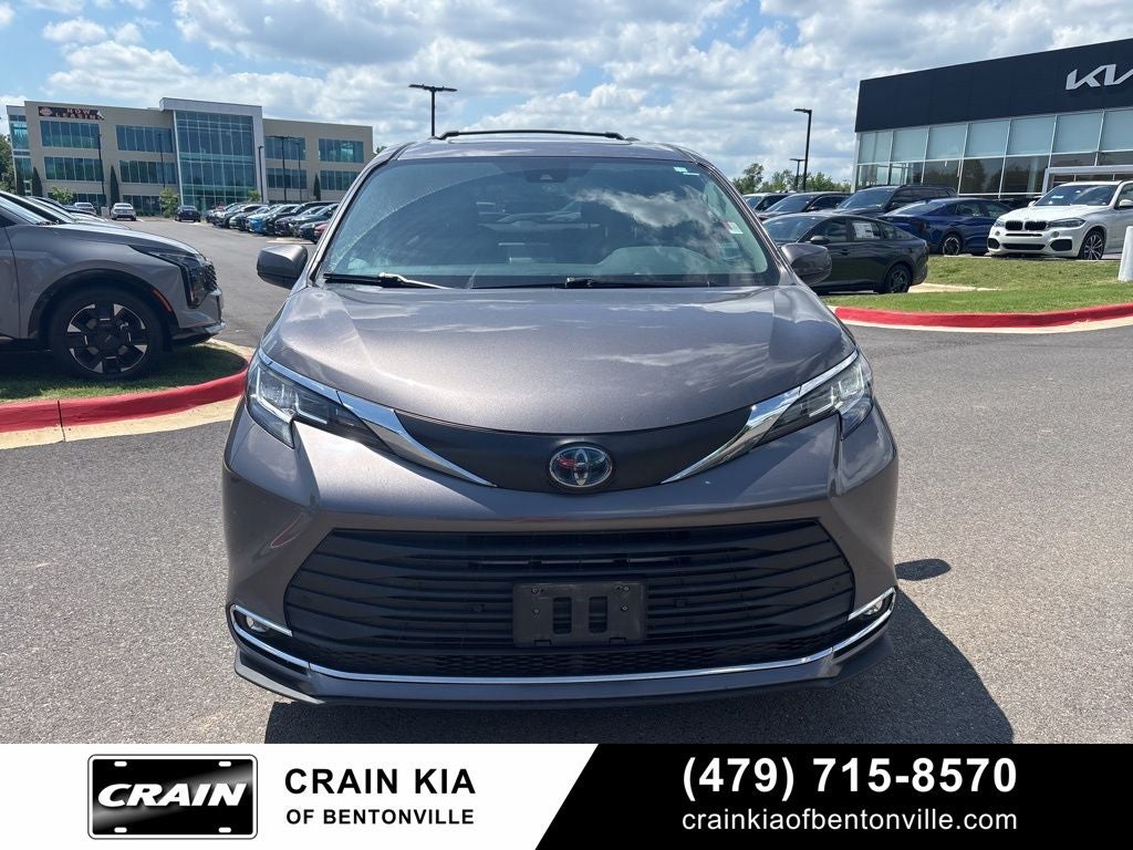 2021 Toyota Sienna XLE 8 Passenger / CLEAN CARFAX
