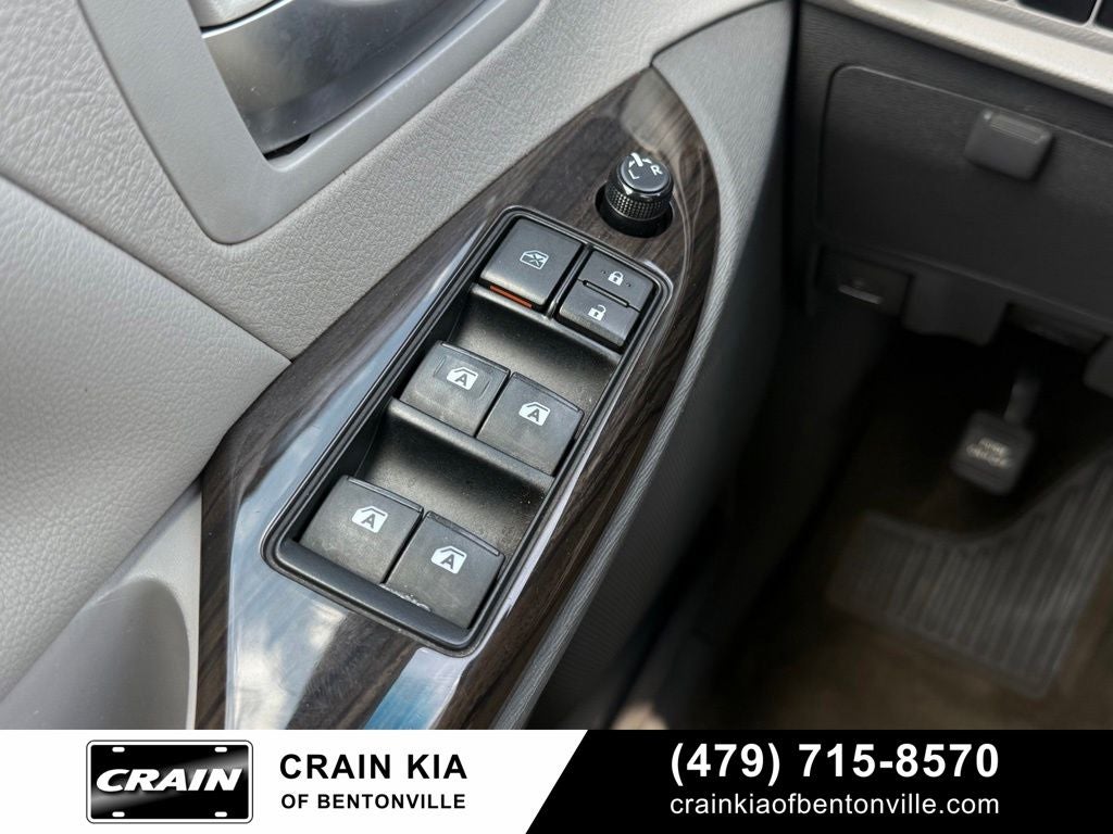 2017 Toyota Sienna XLE - SUNROOF / CLEAN CARFAX / LOW MILES!