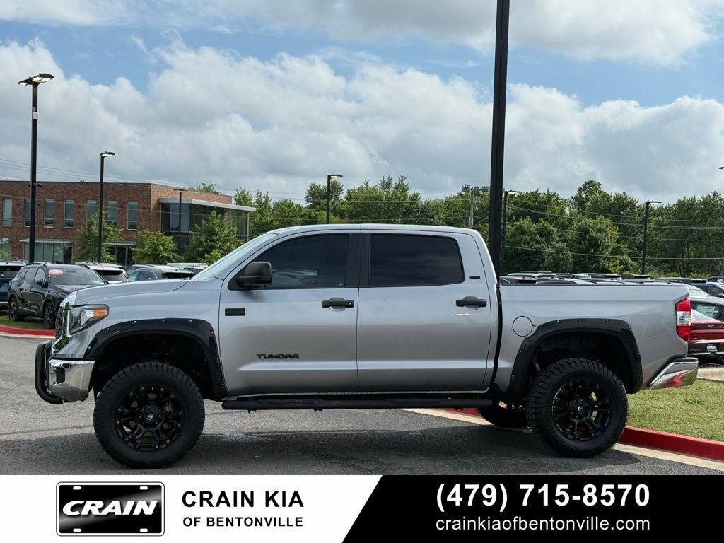 2019 Toyota Tundra SR5 - 4WD / CLEAN CARFAX / LIFTED!