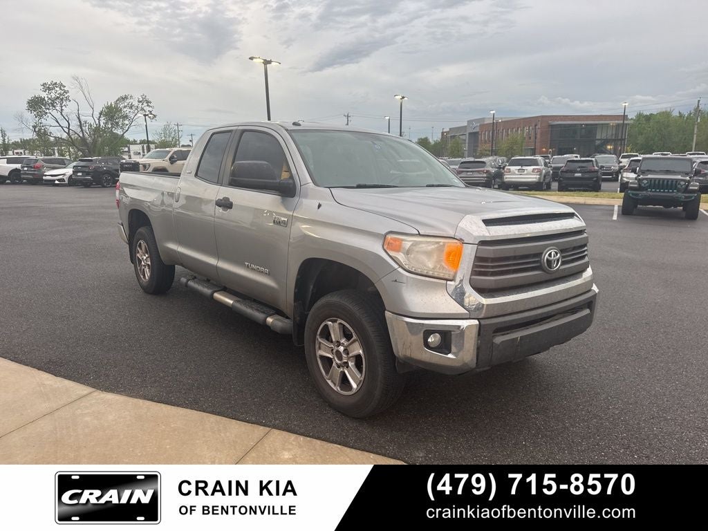 2015 Toyota Tundra SR5 - 4WD / CLEAN CARFAX HISTORY