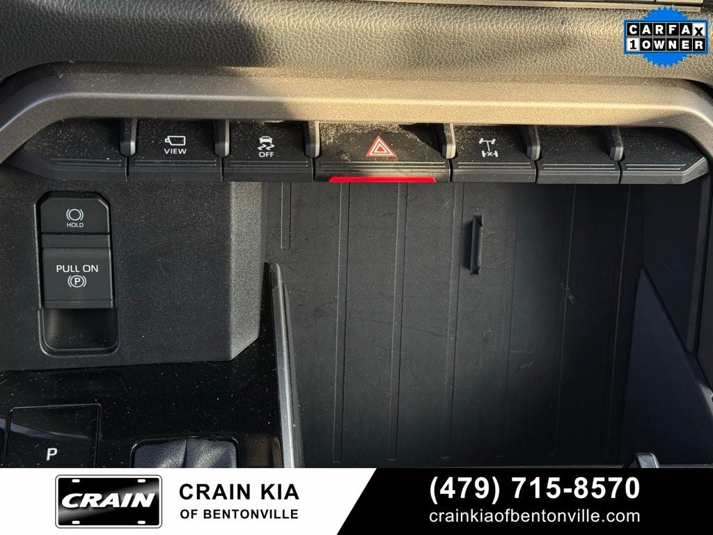 2025 Toyota Sequoia SR5 - 4WD / SUNROOF / CARFAX ONE OWNER