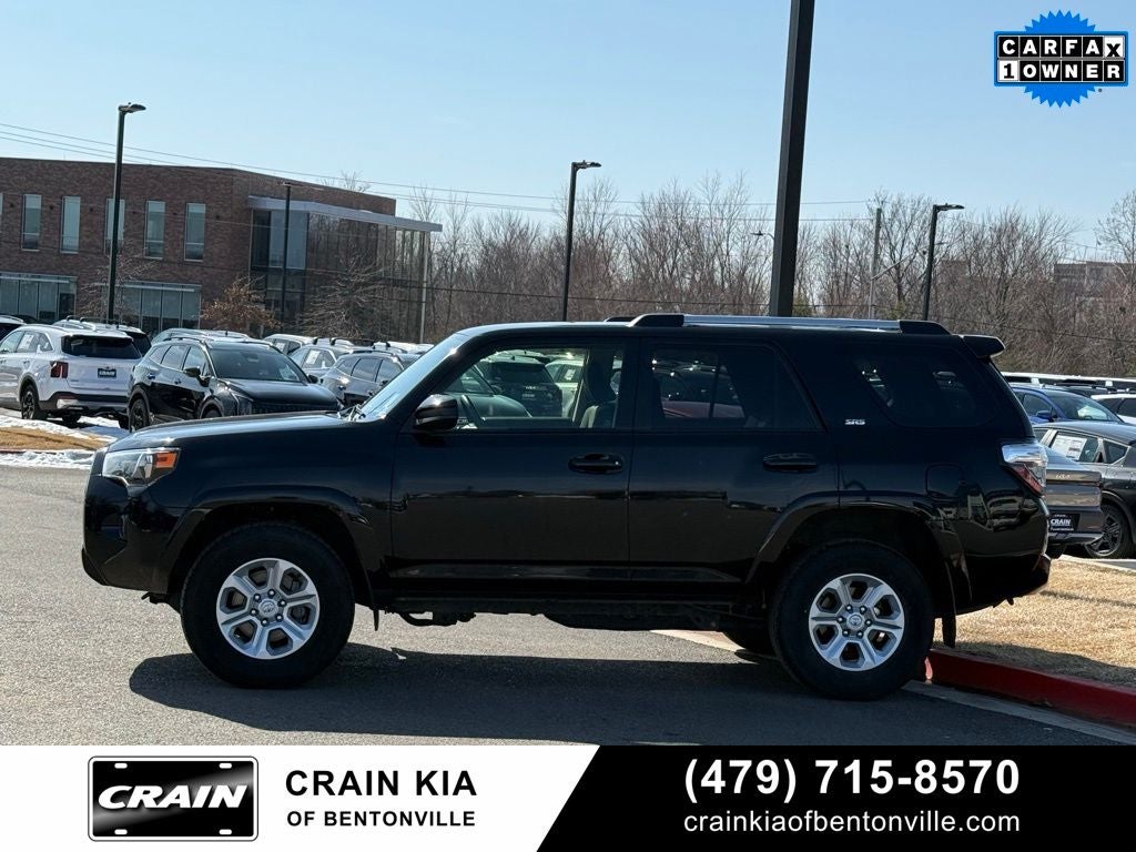 2024 Toyota 4Runner SR5 - 4WD / CLEAN CARFAX / ONE OWNER