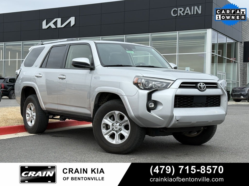 2024 Toyota 4Runner SR5 - 4WD / CLEAN CARFAX / ONE OWNER