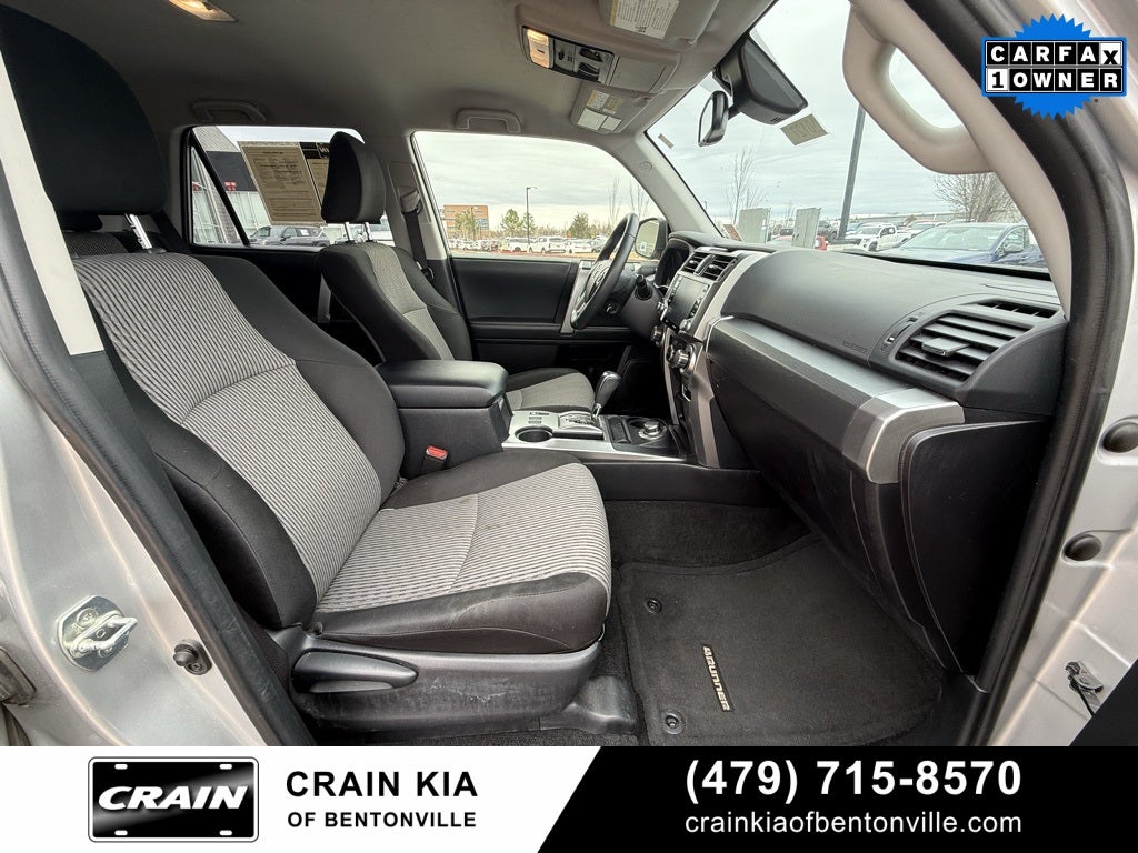 2024 Toyota 4Runner SR5 - 4WD / CLEAN CARFAX / ONE OWNER