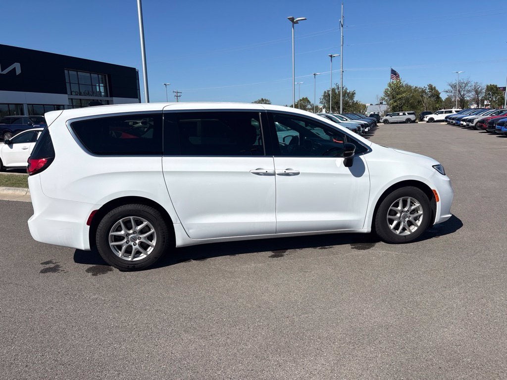 2025 Chrysler Pacifica Select HEATED SEATS / BACK UP CAM