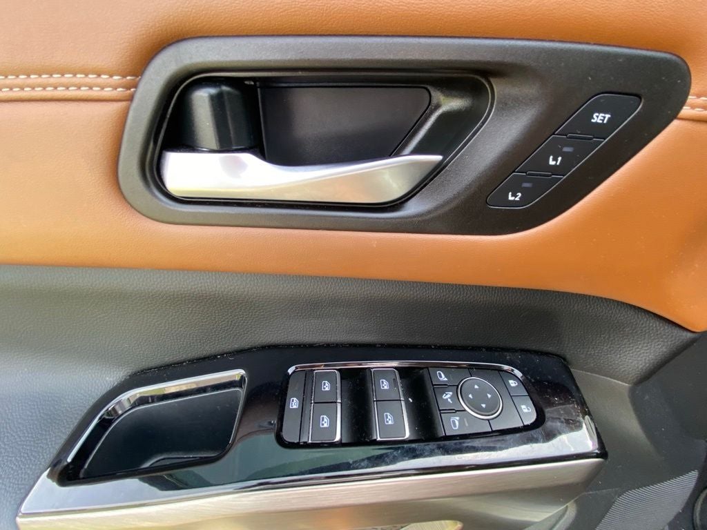2024 Nissan Pathfinder Platinum 4X4 / HEATED AND COOLED SEATS / LOADED