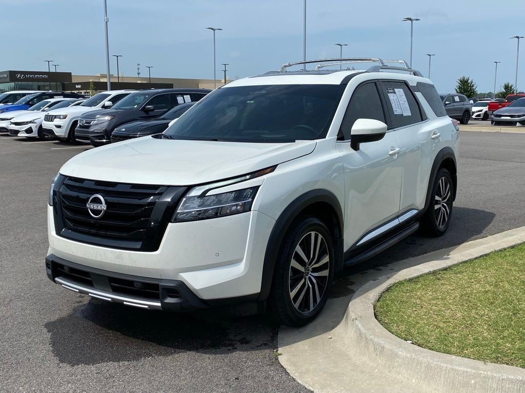 2024 Nissan Pathfinder Platinum 4X4 / HEATED AND COOLED SEATS / LOADED