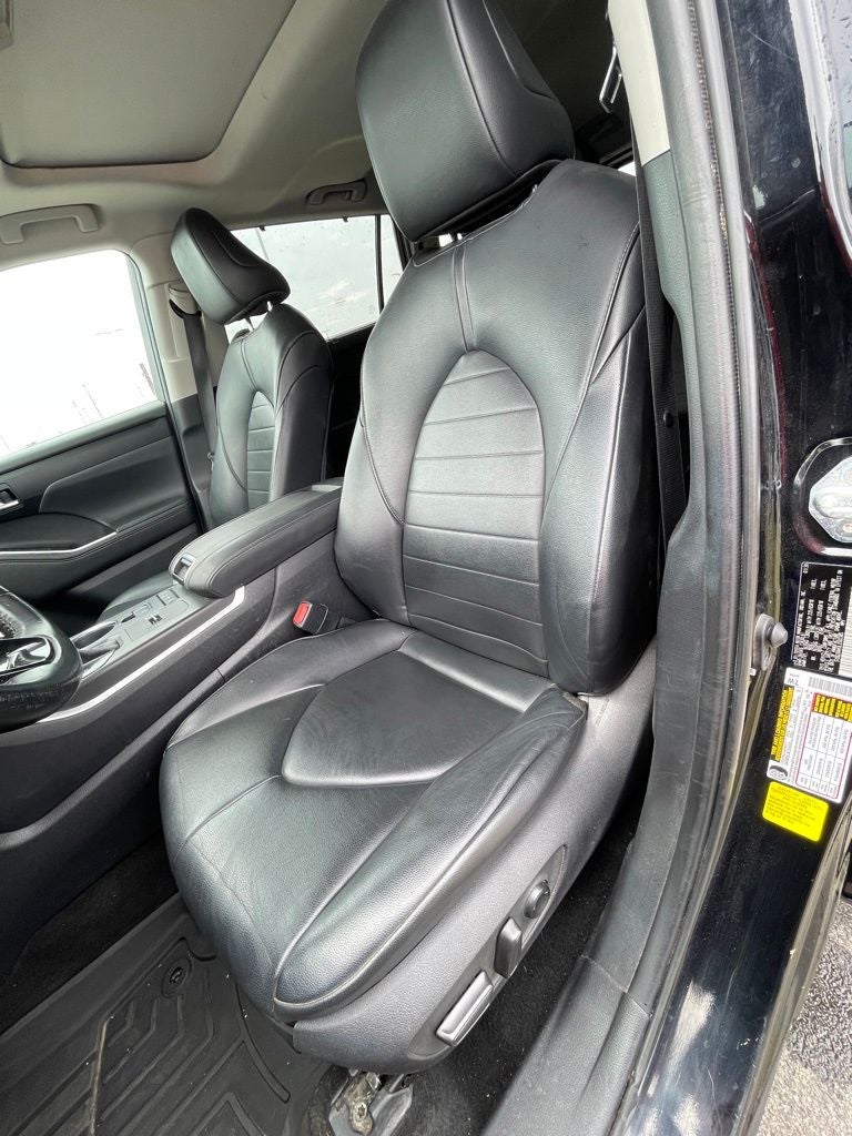 2020 Toyota Highlander XLE MOONROOF / HEATED SEATS