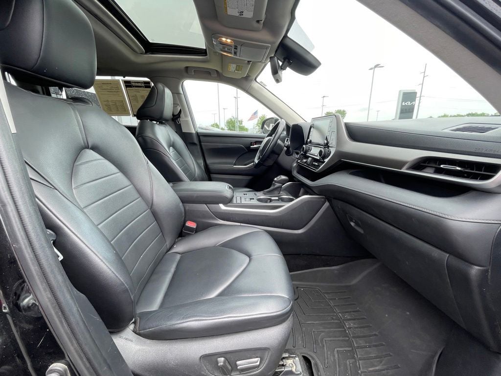 2020 Toyota Highlander XLE MOONROOF / HEATED SEATS