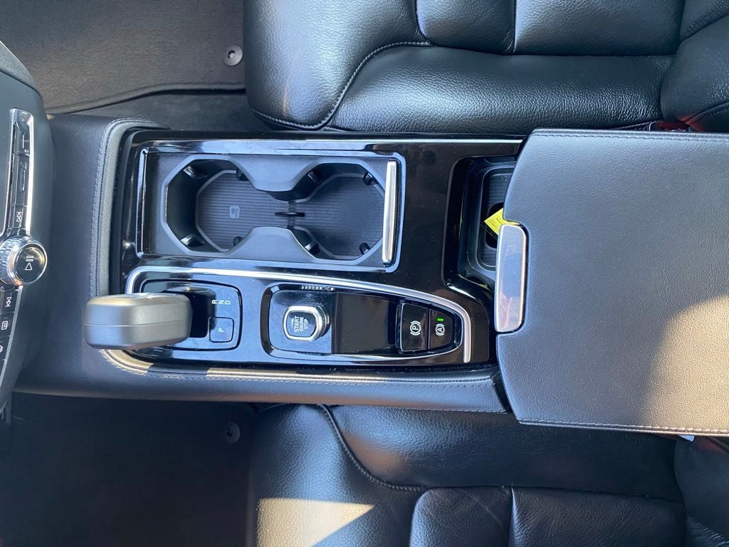 2023 Volvo S60 Recharge Plug-In Hybrid T8 Plus Dark Theme