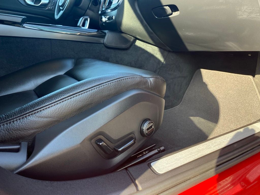 2023 Volvo S60 Recharge Plug-In Hybrid T8 Plus Dark Theme