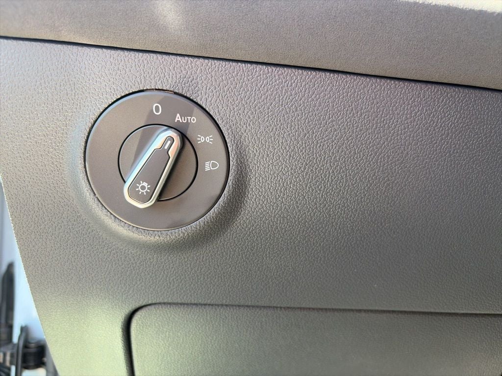 2026 Volkswagen Taos 1.5T SE Black