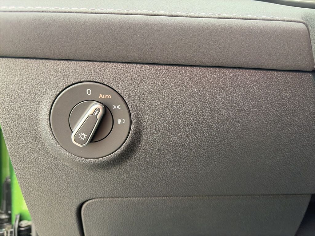 2026 Volkswagen Taos 1.5T SE Black